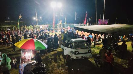 PAKIS CUP 2 DESA PAKIS: BERGAIRAHNYA LOMBA VOLI TURNAMEN DI MALAM HARI YANG MEMUKAU